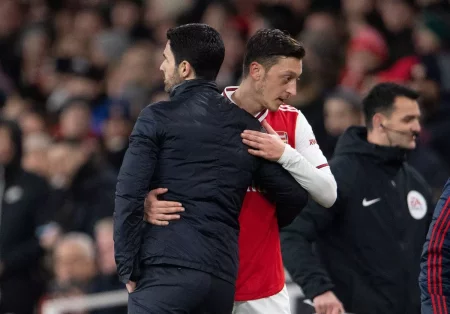 Mesut Özilin amansız Mikel Arteta keçmiş Arsenal adamını üzünə yumurta qoyduğunu söylədi